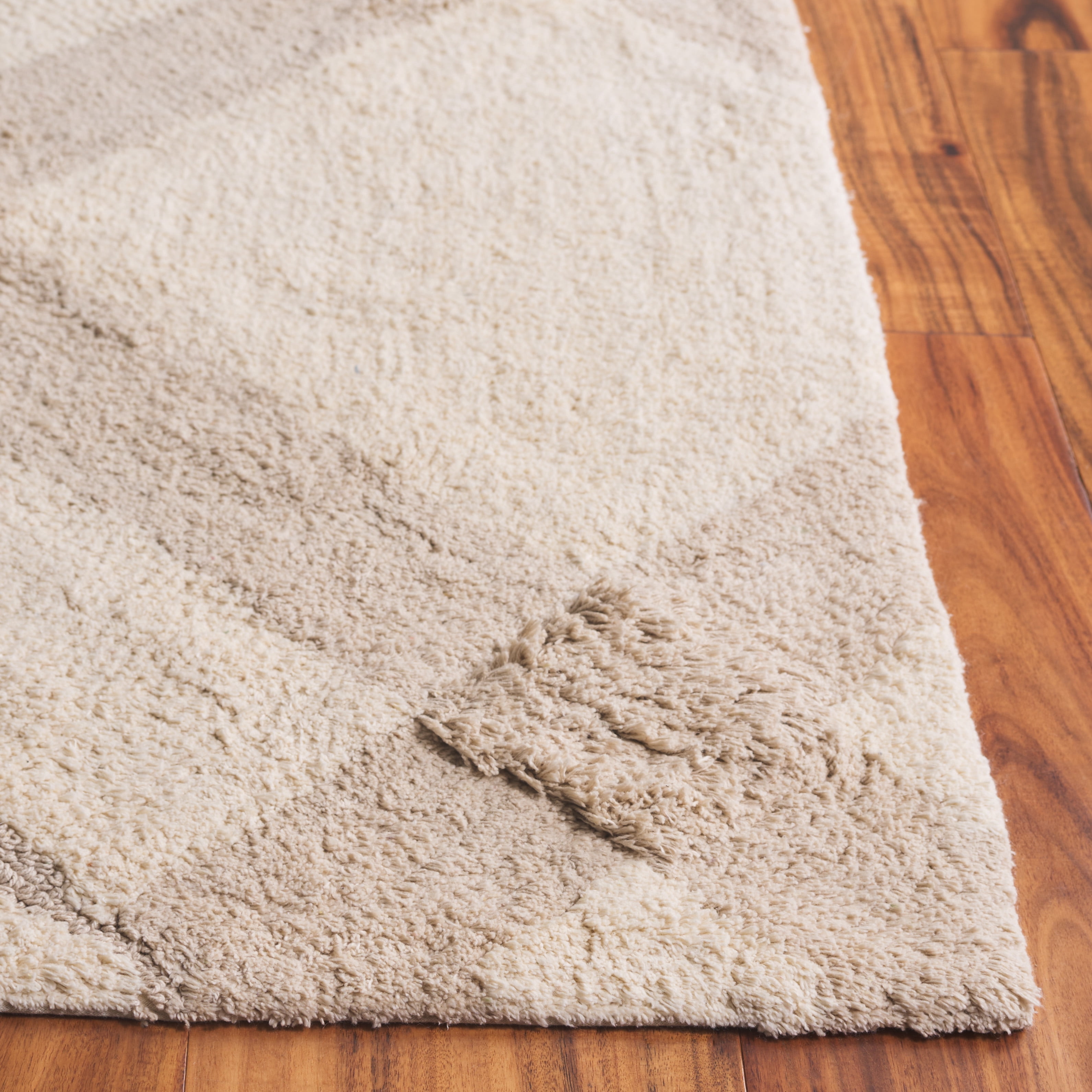 SAFAVIEH Easy Care Elwin Diamond Runner Rug, Ivory/Beige, 2'3" x 8'