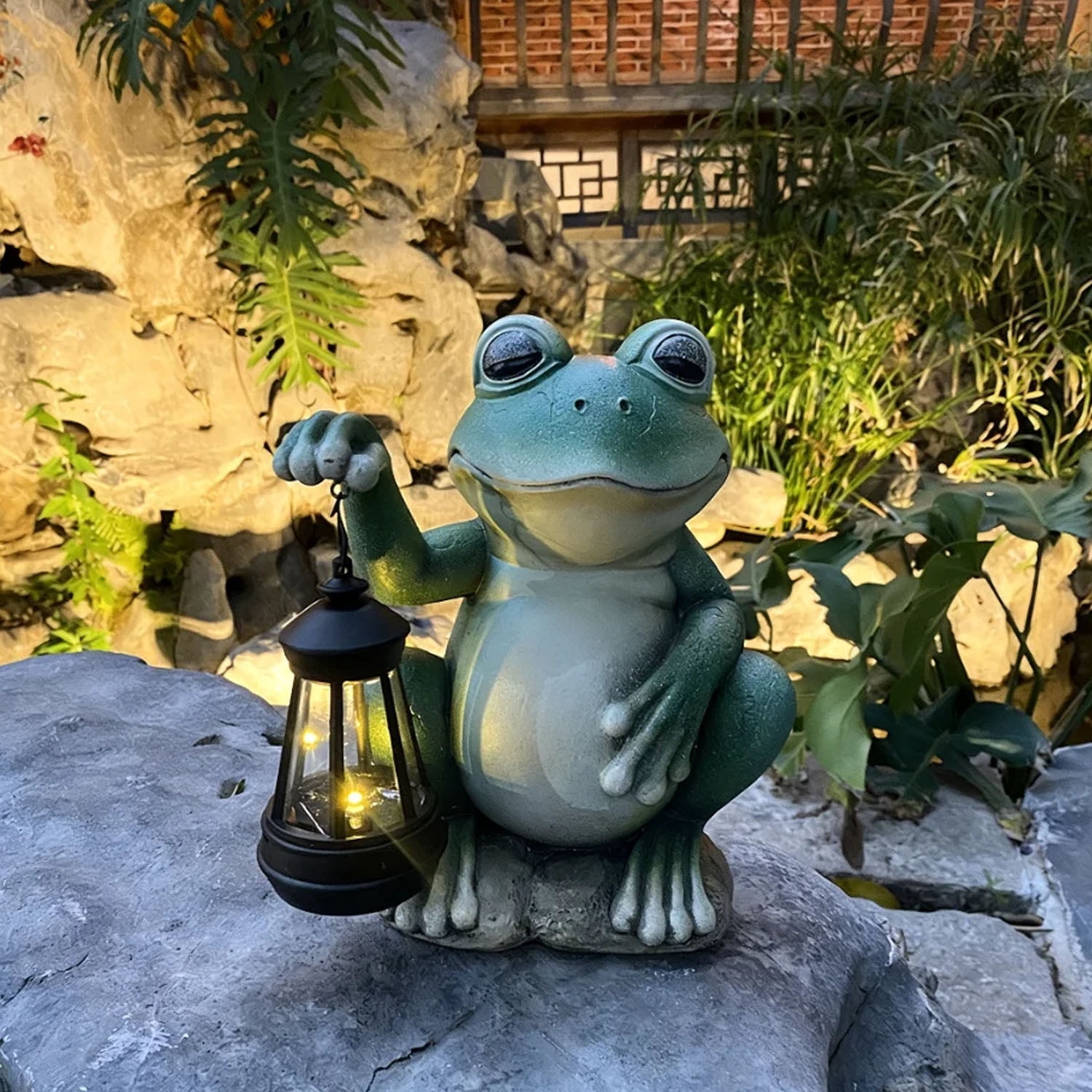 XiNCC Solar Garden Statue Outdoor Decor Frog Garden Ornament—Patio, Balcony, Backyard, Lawn Decor Frog Figurine with LED Lights—Unique Birthday or Housewarming Gift for Women, Moms, Dads
