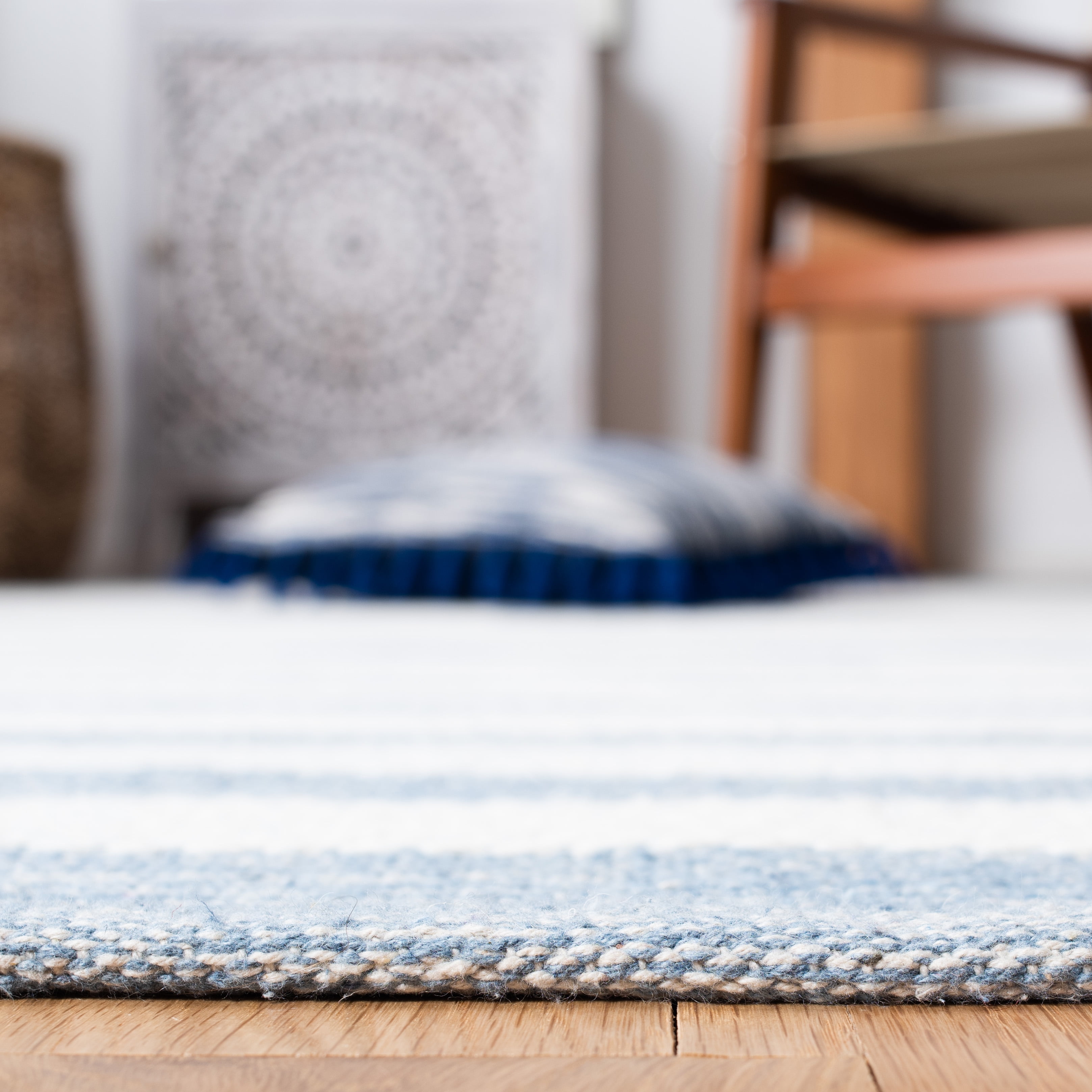 SAFAVIEH Striped Kilim Talia Striped Area Rug, Ivory/Blue, 6' x 9'