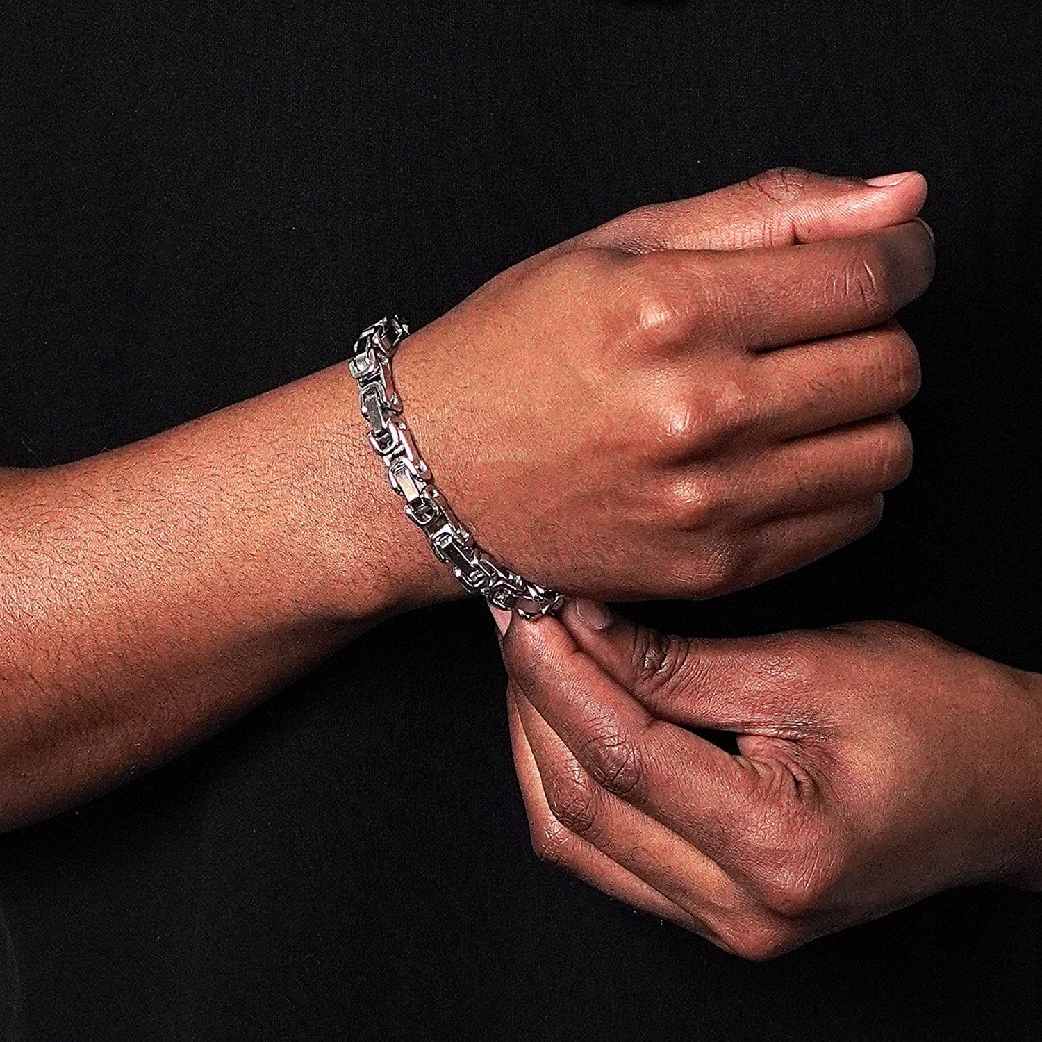 Invicta Jewelry Men's Polished Byzantine Chain Steel Bracelet (8mm) - 8.75"