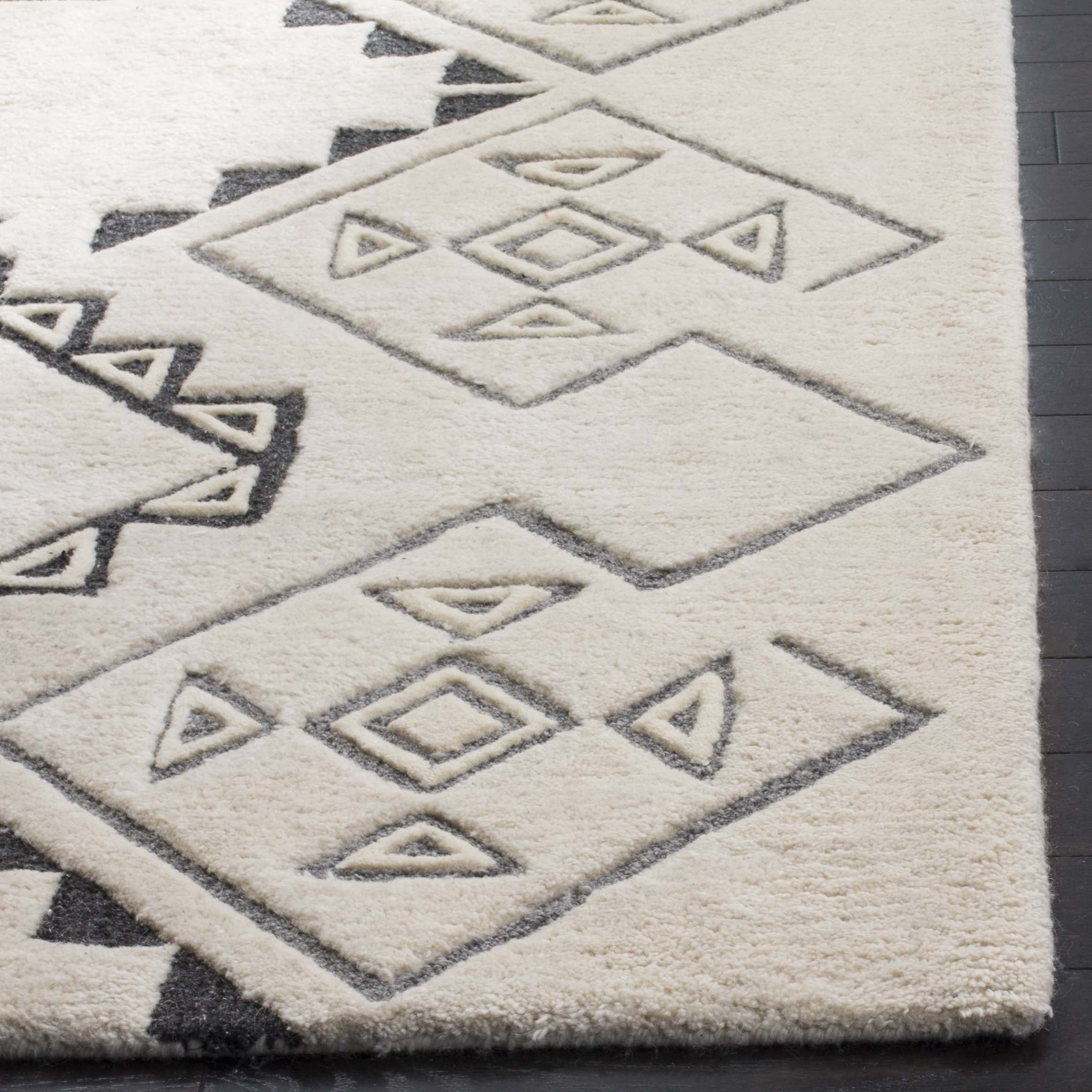 SAFAVIEH Casablanca Jerrie Aztec Plush Shag Area Rug, Ivory/Grey, 4' x 6'