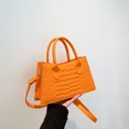 thumbnail image 1 of Bolso con diseño retro texturizado y estampado de cocodrilo 2025, nuevo estilo, moderno y elegante, bolso bandolera sencillo, pequeño bolso cuadrado., 1 of 5