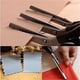 thumbnail image 1 of Tijeras de alfiler para cortar telas | Cuchillas triangulares dentadas de acero inoxidable de 3 mm | Empuñadura ergonómica | 23,5 cm de longitud | Tijeras multiusos para costura, cuero, papel, 1 of 8