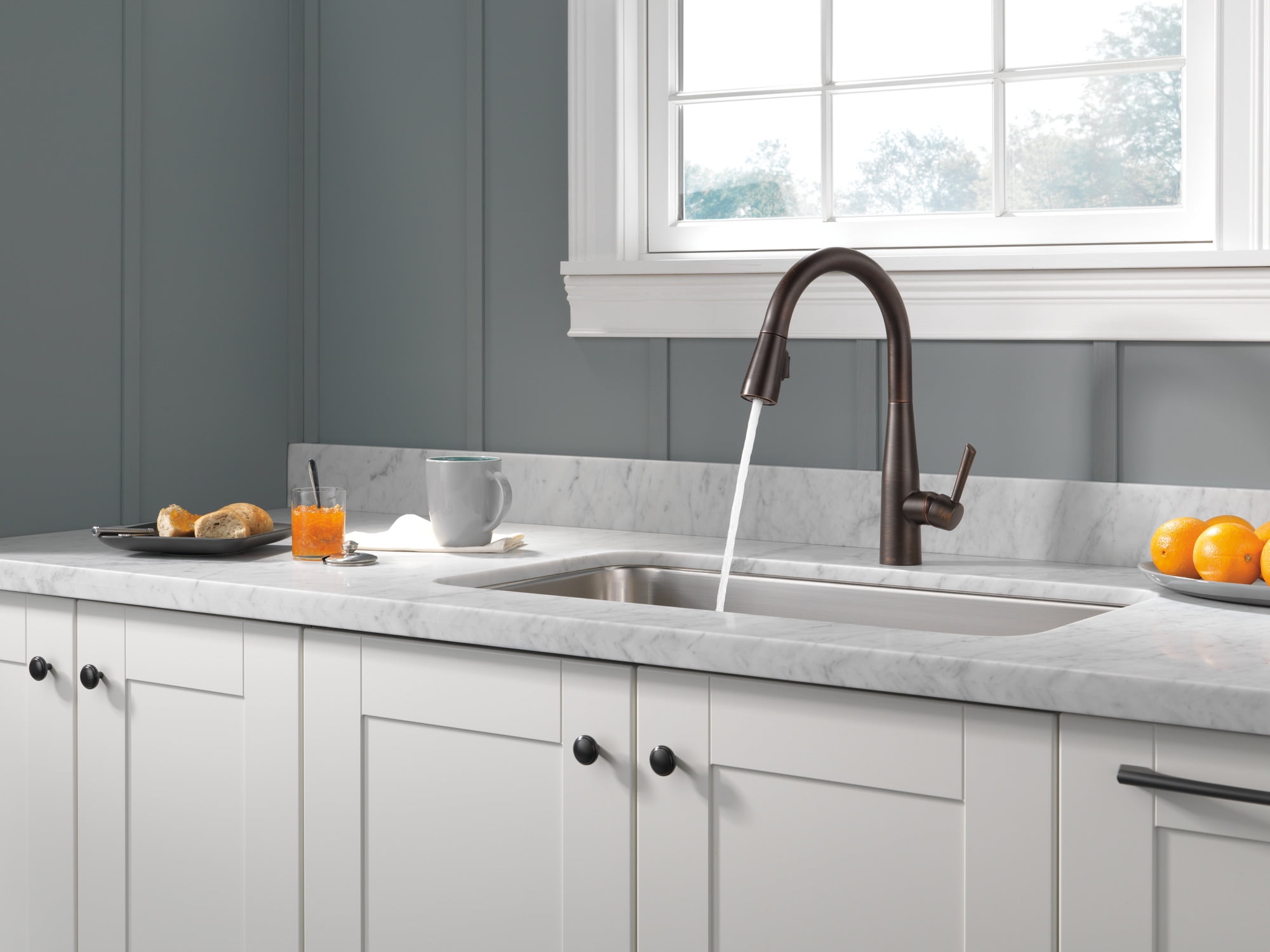 Delta Essa Single Handle Pull-Down Kitchen Faucet in Venetian Bronze 9113-RB-DST