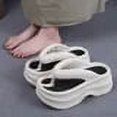 thumbnail image 1 of 2024 Nuevas zapatillas de mujer antideslizantes con suela blanda elevada, suela blanda de EVA gruesa, plataforma para el hogar, ropa de calle de una línea, sandalias de playa de verano, 1 of 3