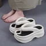 2024 Nuevas zapatillas de mujer antideslizantes con suela blanda elevada, suela blanda de EVA gruesa, plataforma para el hogar, ropa de calle de una línea, sandalias de playa de verano