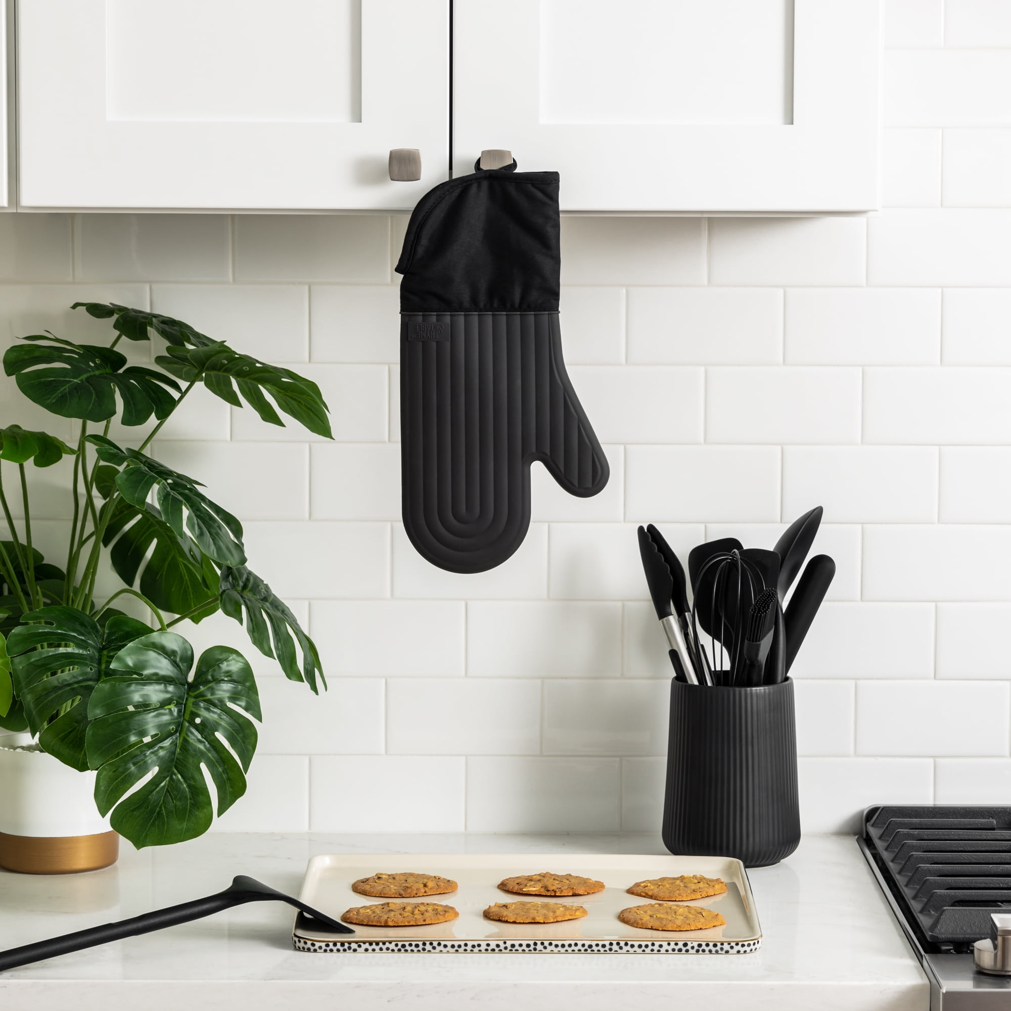 Thyme & Table Silicone Oven Mitt, Black