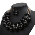 thumbnail image 4 of Conjunto de collar de perlas de imitación KAIYANG con pendientes colgantes anzuelo negro, 4 of 5