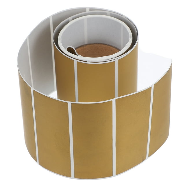 colomx 1 rollo de pegatina rectangular, despegar y pegar, para rascar, fiesta, rascar, premios, juegos, pegatina para rascar, etiqueta para rascar diy para recompensas en el aula (120 etiquetas/rollo) Rollo en vista 3/4 con tiras rectangulares doradas sobre papel blanco; etiquetas de ~6.5 x 2.5 cm con revestimiento raspable dorado que se quita fácilmente; ideal para manualidades, premios de aula y actividades de fiesta, y a menudo usado también para crear tarjetas de sorteos sencillas.