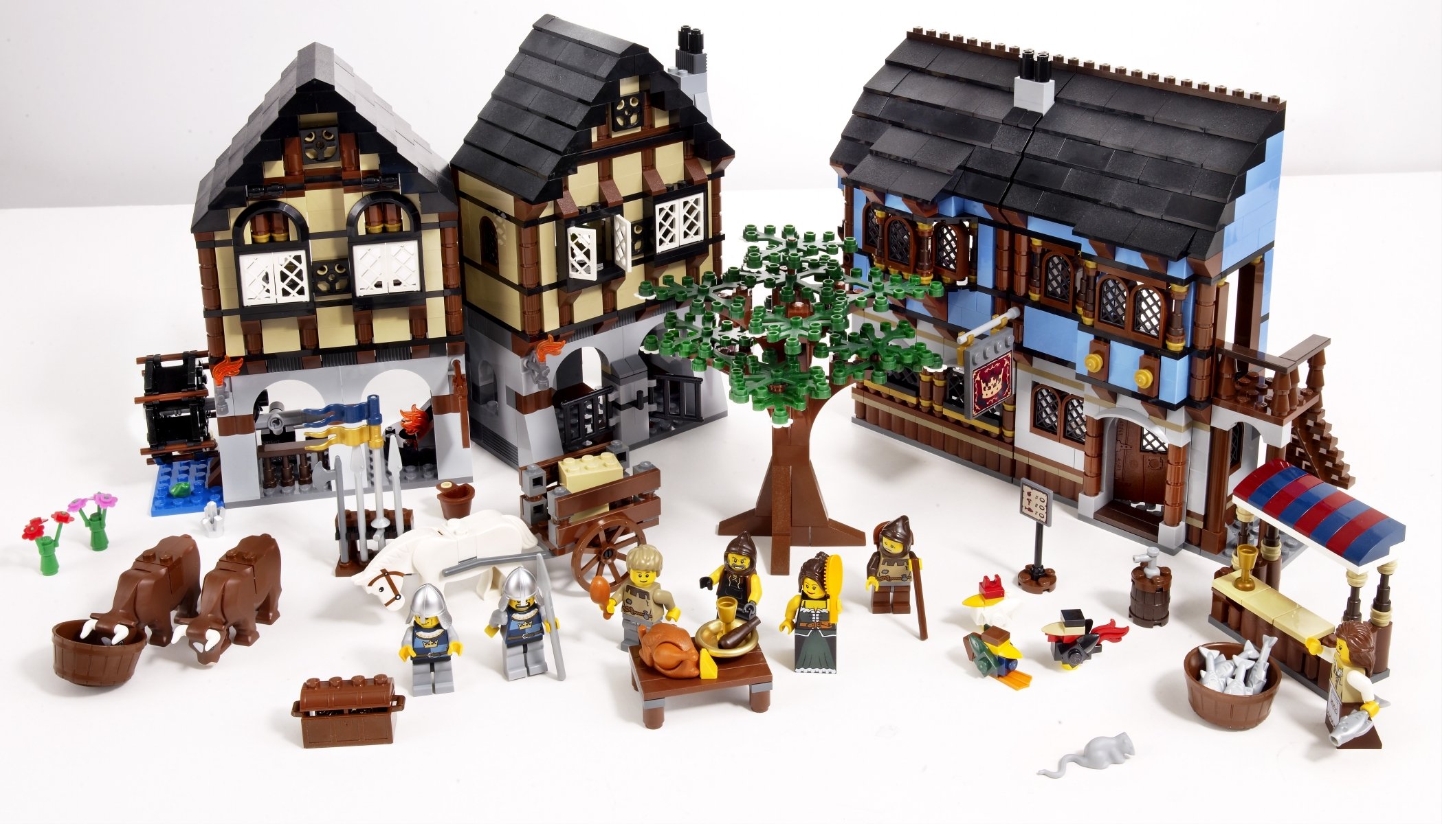 LEGO Castle Medieval Market Village (10193) - image 3 of 4