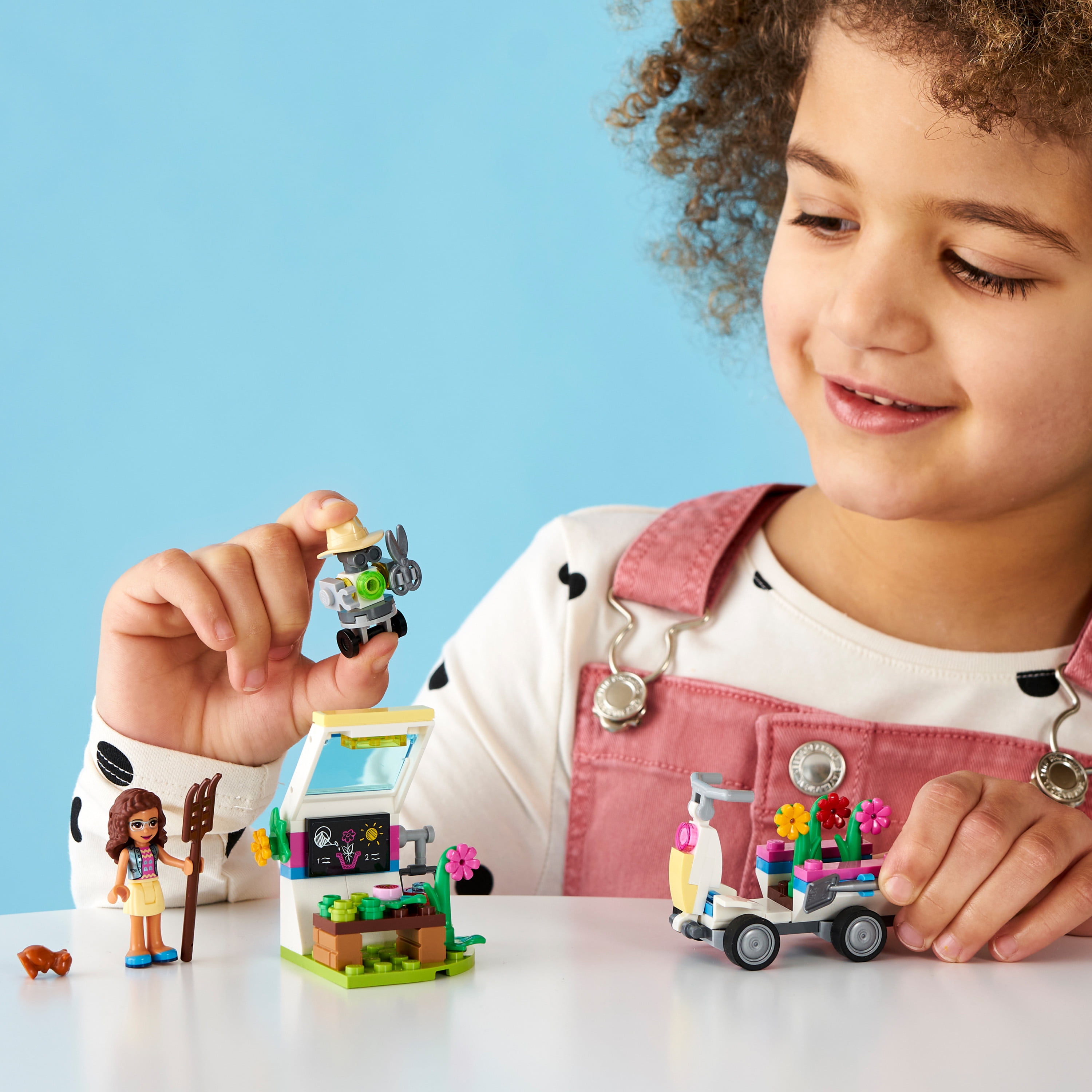 LEGO Friends Il Giardino dei Fiori di Olivia, Playset con gli Attrezzi, il  Robot Zobo e il Veicolo Giocattolo