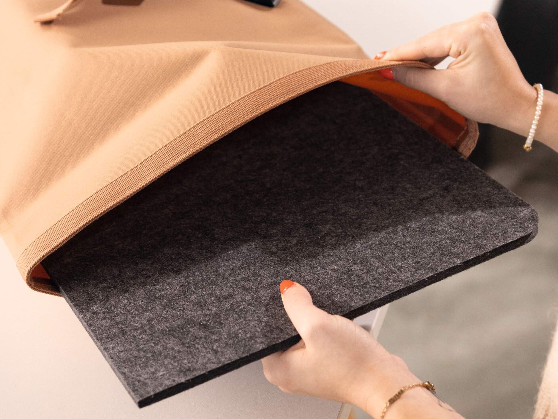 DURABLE EFFECT Soft Felt Office Desk Mat, Desk Pad Mat with Phone Holder, Made of Recycled PET Flet, Foldable/Portable 27.5" x 13" - Grey