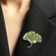 thumbnail image 4 of Broche de flores verdes | Diseño de colgante 2 en 1 | Acento perlado | Material de aleación | Caja de regalo incluida | Elegante accesorio para el Día de la Madre, días festivos y eventos especiales, 4 of 6
