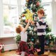 thumbnail image 5 of Árbol de Navidad con luz en forma de estrella, árbol de Navidad con forma de estrella y proyector de copos de nieve LED giratorios, estrella navideña dorada en 3D para interiores y exteriores, 5 of 5