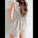 thumbnail image 4 of Mono Vaquero Corto con Cuello en V y Sin Mangas para Mujer, con Lazo Frontal, Volantes y Bolsillo, Gris , Talla S, 4 of 6