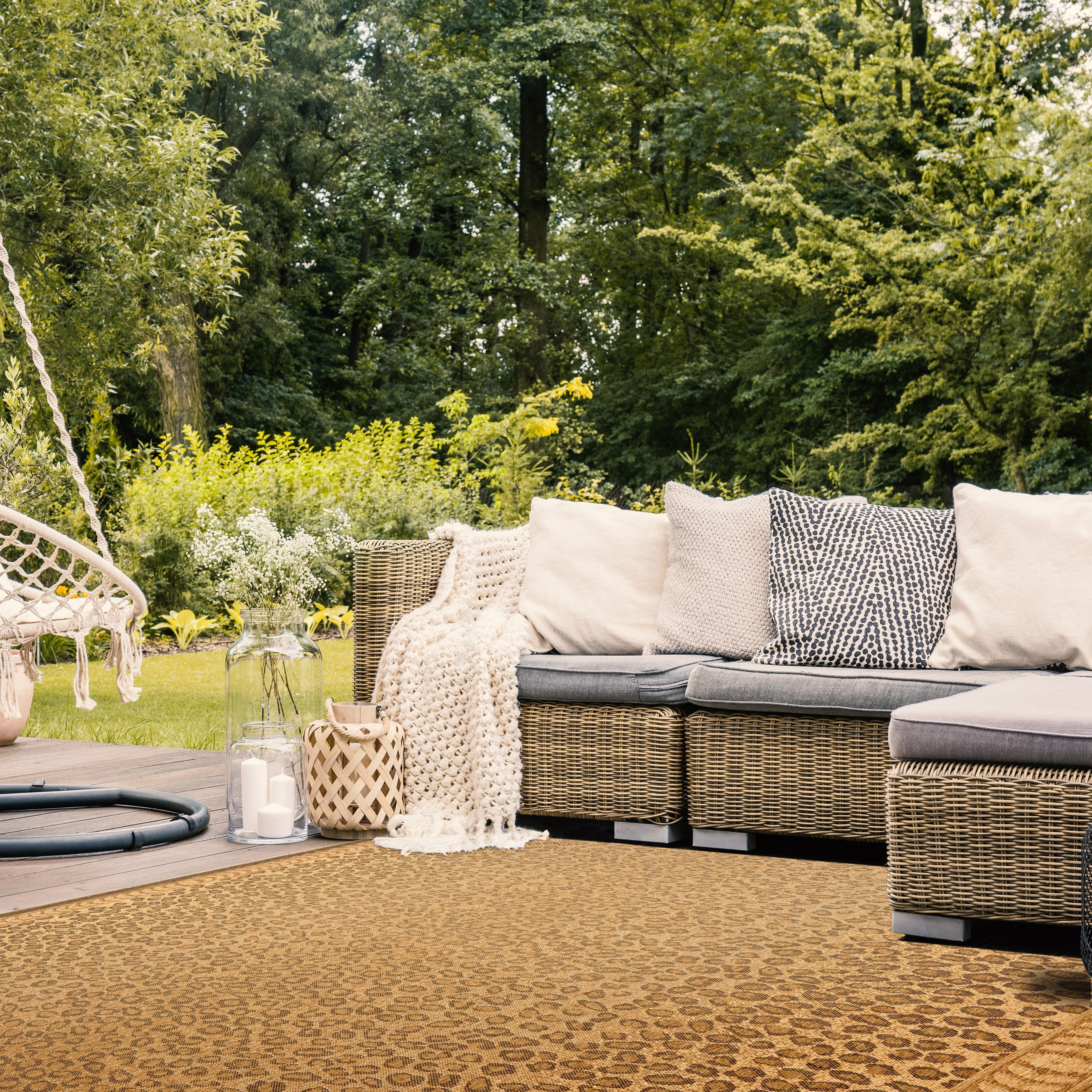 Safavieh Courtyard Candace Spotted Indoor/Outdoor Area Rug, Natural/Gold, 2' x 3'7"