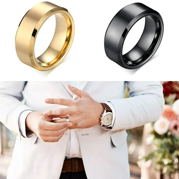 Mano de hombre con anillo de compromiso hotsell
