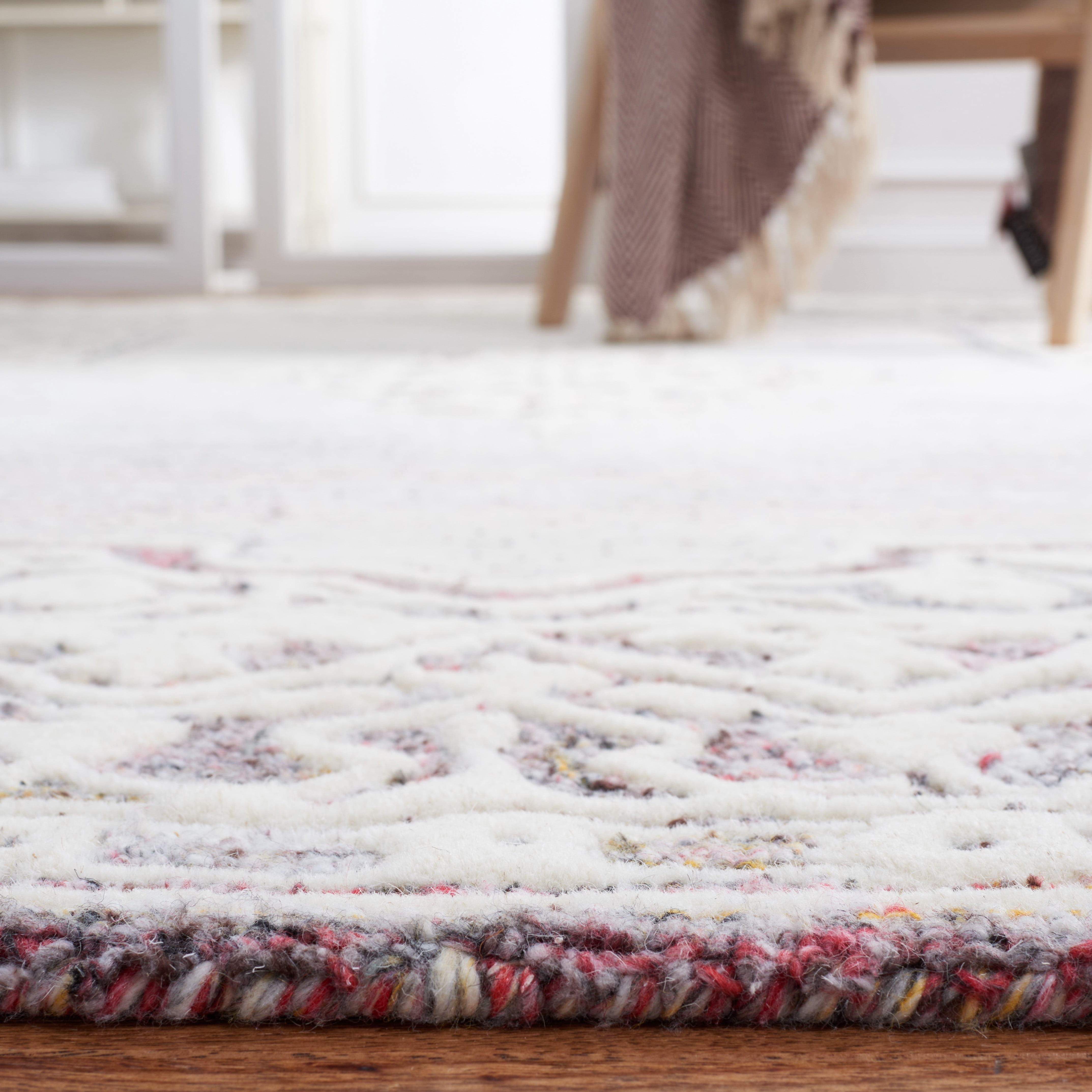 SAFAVIEH Metro Helena Medallion Area Rug, Red/Ivory, 6' x 6' Round