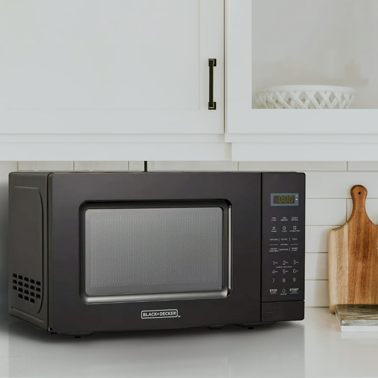 Black and Decker 0.7 Cu Ft LED Digital Microwave Oven in Black