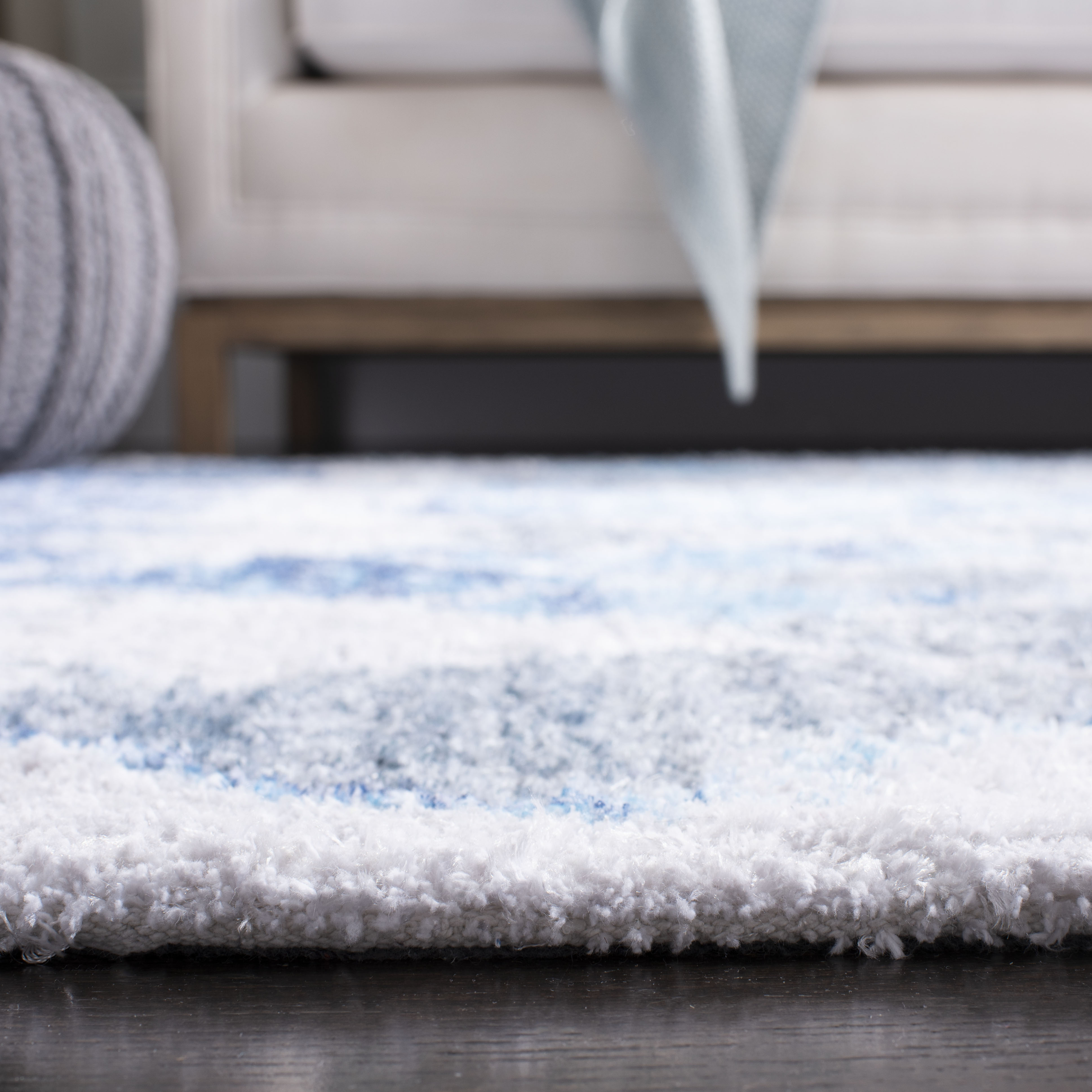 SAFAVIEH Saffron Corynn Geometric Area Rug, Ivory/Blue, 4' x 6'