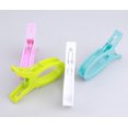 thumbnail image 1 of Clips para toallas de playa Clips para sillas Toallero para sillas de piscina en crucero - Abrazaderas de plástico para colgar edredones para ropa, 16 piezas, color Radom Sincero Hogar, 1 of 9