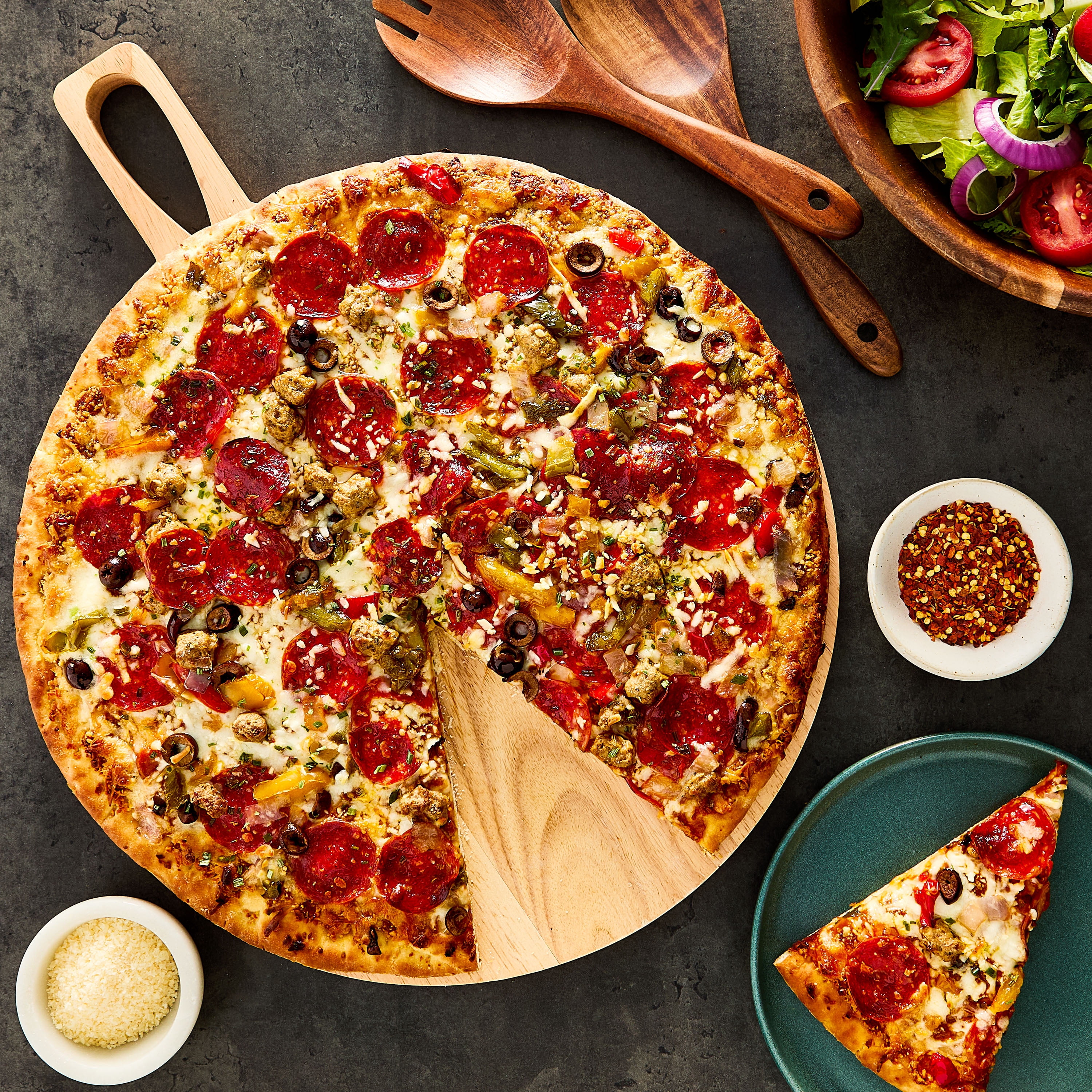 Marketside Supreme Traditional Crust Pizza with Marinara Sauce, Extra Large, 16 in, 48.6 oz (Fresh)
