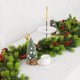 thumbnail image 4 of Corona Navideña de Agujas de Pino con Bayas Artificiales, Enredaderas de Hojas y Agujas de Pino, Decoración Invernal para Chimenea, Mesa o Porche, Coronas Navideñas Verdes., 4 of 7