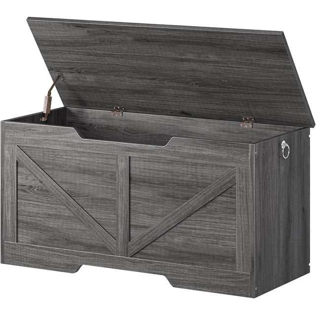 gabinete de almacenamiento, gabinete para juguetes con bisagras de seguridad, gabinete para dormitorio, adecuado para dormitorio y sala de estar, tamaño de gabinete de almacenamiento vista frontal 3/4 con tapa abierta. Baúl de madera gris con veta visible y panel frontal en V, herrajes y bisagras metálicas, medidas 100 x 50 x 40 cm, amplio espacio interior para juguetes o ropa; a menudo usado también para guardar ropa de temporada.