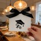 thumbnail image 1 of Bolsa de regalo de graduación | Bolsa para envolver regalos para profesores y estudiantes | Bolsa de recuerdo con estampado de birrete de graduación, 1 of 6