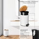thumbnail image 5 of Elegante mini bote de basura, bote de basura con pedal y tapa de bambú, cubo interior extraíble y tapa de cierre suave para baño, dormitorio y oficina, 5 of 5