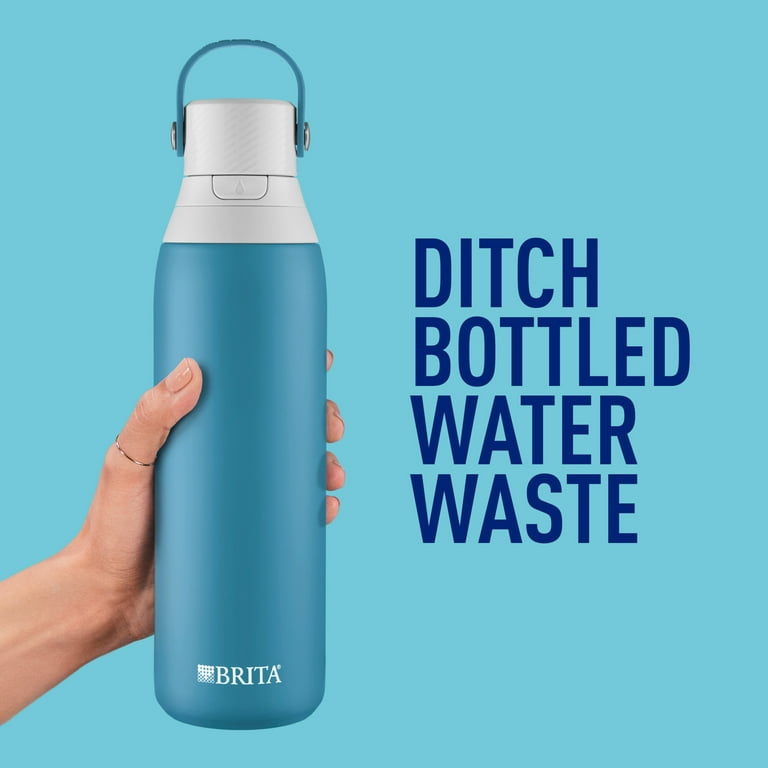 Bouteille d'eau filtrée isolée Brita avec paille