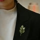 thumbnail image 5 of Broche de flores verdes | Diseño de colgante 2 en 1 | Acento perlado | Material de aleación | Caja de regalo incluida | Elegante accesorio para el Día de la Madre, días festivos y eventos especiales, 5 of 6