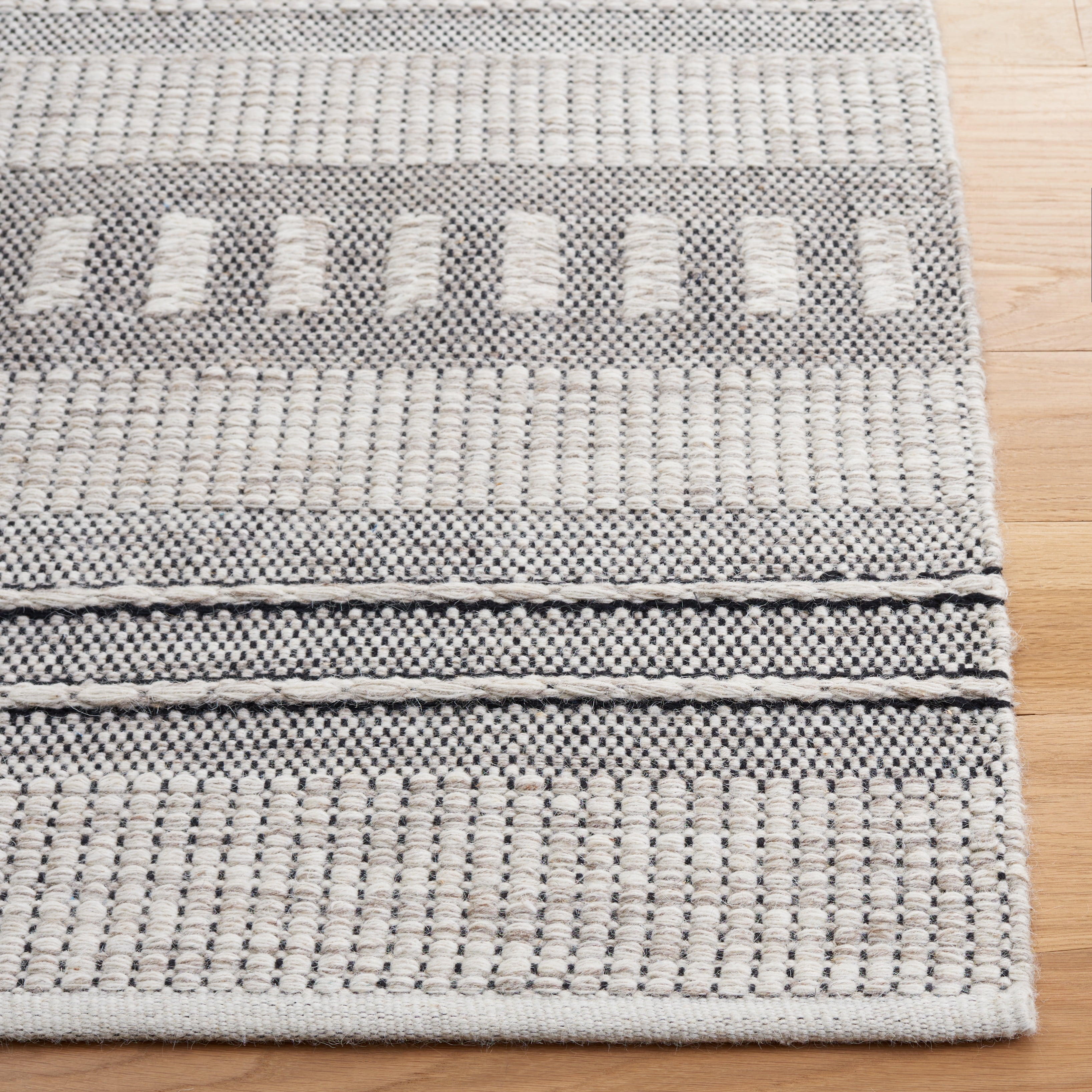 SAFAVIEH Natura Aindreas Geometric Runner Rug, Grey/Black, 2'3" x 9'