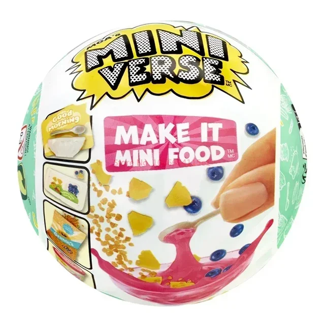 juego de miniverse mga para niñas, colección de mini spa, accesorios de spa DIY en caja ciega. Esfera blanca frontal con logo 'MINI VERSE' y texto rosa 'MAKE IT MINI FOOD', mano con varita aplicando mezcla rosa y piezas amarillas que simulan mini alimentos; ilustraciones laterales muestran accesorios y pasos de juego.