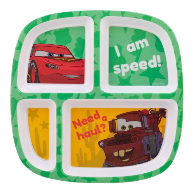 plato fun kids melamina cars con divisiones 23 cm plato infantil de melamina visto desde arriba, centrado y con cuatro compartimentos; borde verde con estampado de estrellas, divisores blancos y dibujos de auto rojo y grúa sobre fondos verde y amarillo con textos "I am speed!" y "Need a haul?"; especifica: sin BPA, no apto para microondas ni lavavajillas; apto para servir porciones separadas en comidas y fiestas.