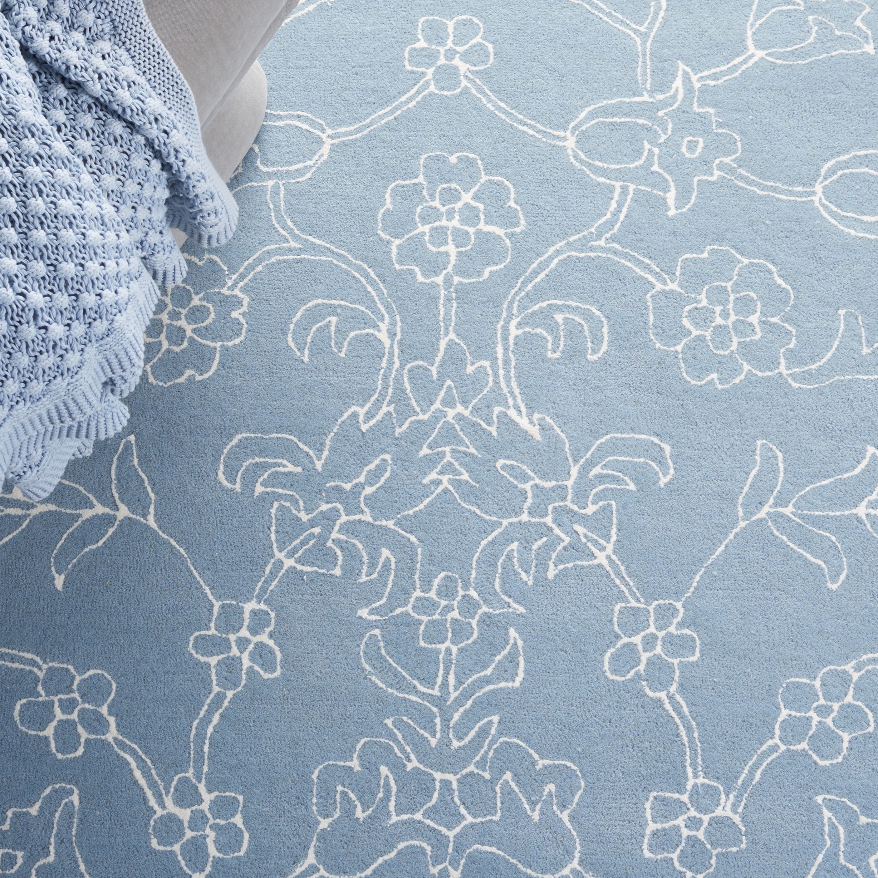 SAFAVIEH Fifth Avenue Deena Floral Area Rug, Blue/Ivory, 8' x 10'
