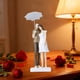 thumbnail image 1 of Adorno decorativo con escena de pareja bajo paraguas para San Valentín, figura de resina con escena romántica para el hogar y la boda, centro de mesa, decoración del hogar, decoración de la habitación, 1 of 6