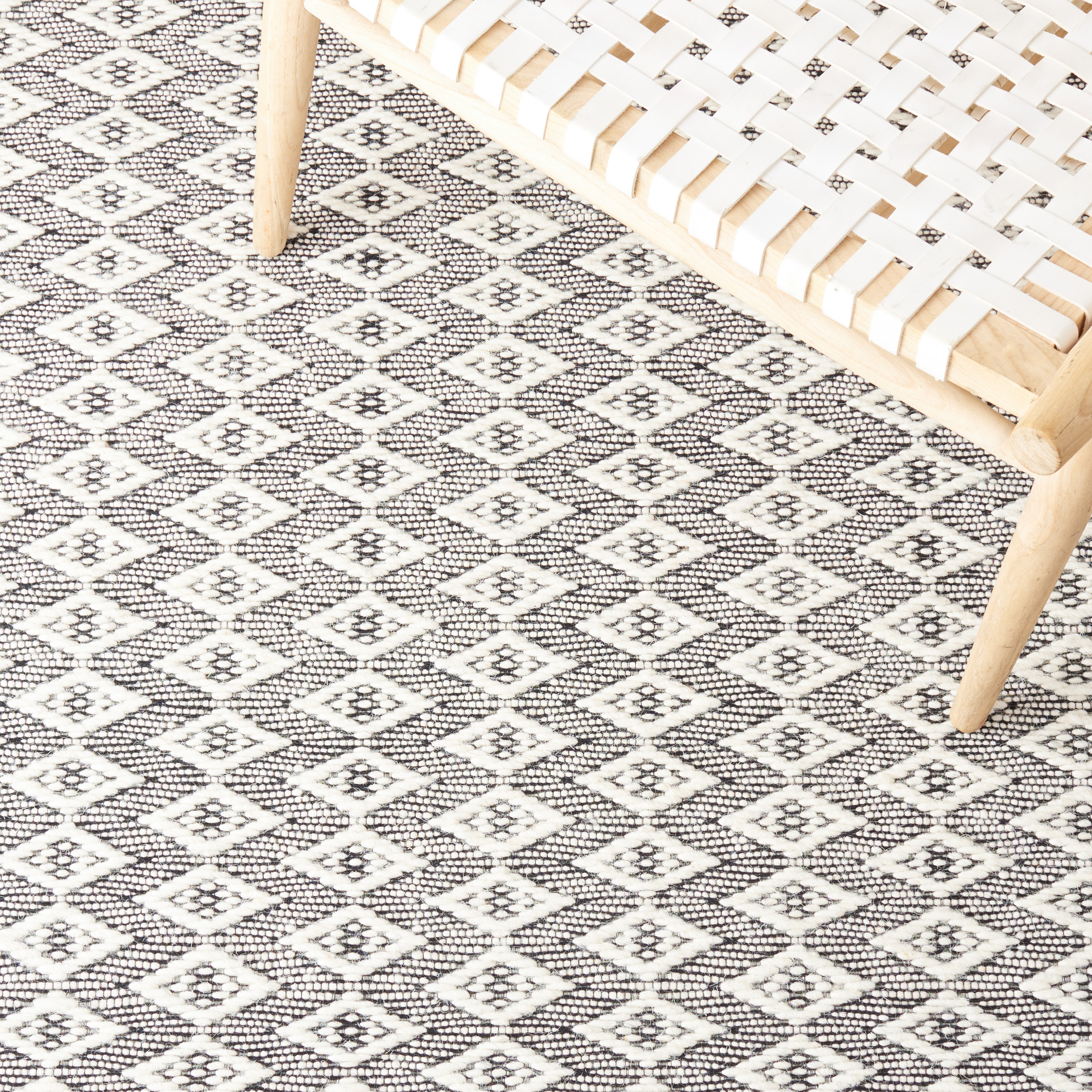 SAFAVIEH Marbella Saleem Diamond Area Rug, Ivory/Black, 8' x 10'