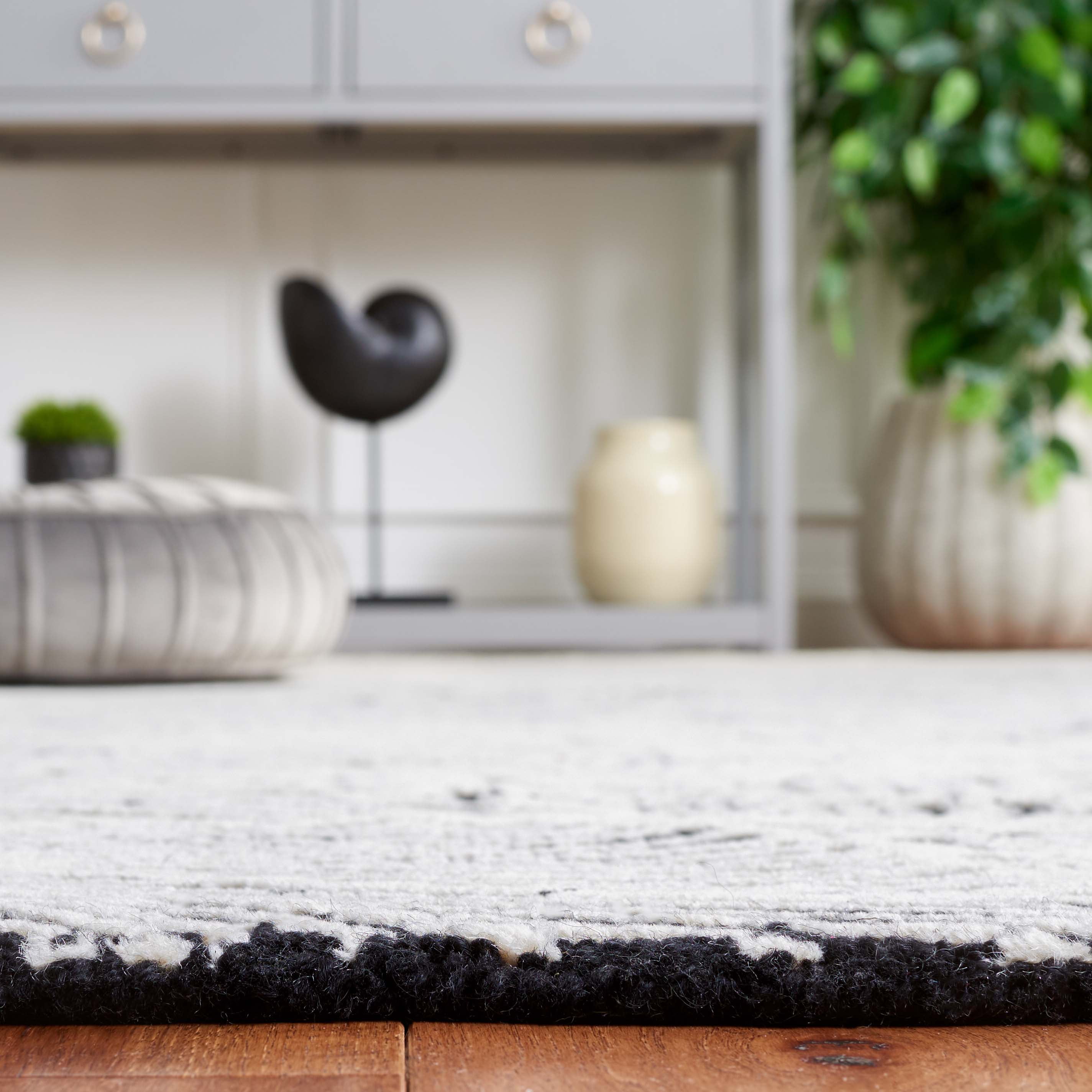 SAFAVIEH Ebony Aaliyah Floral Area Rug, Black/Ivory, 8' x 10'