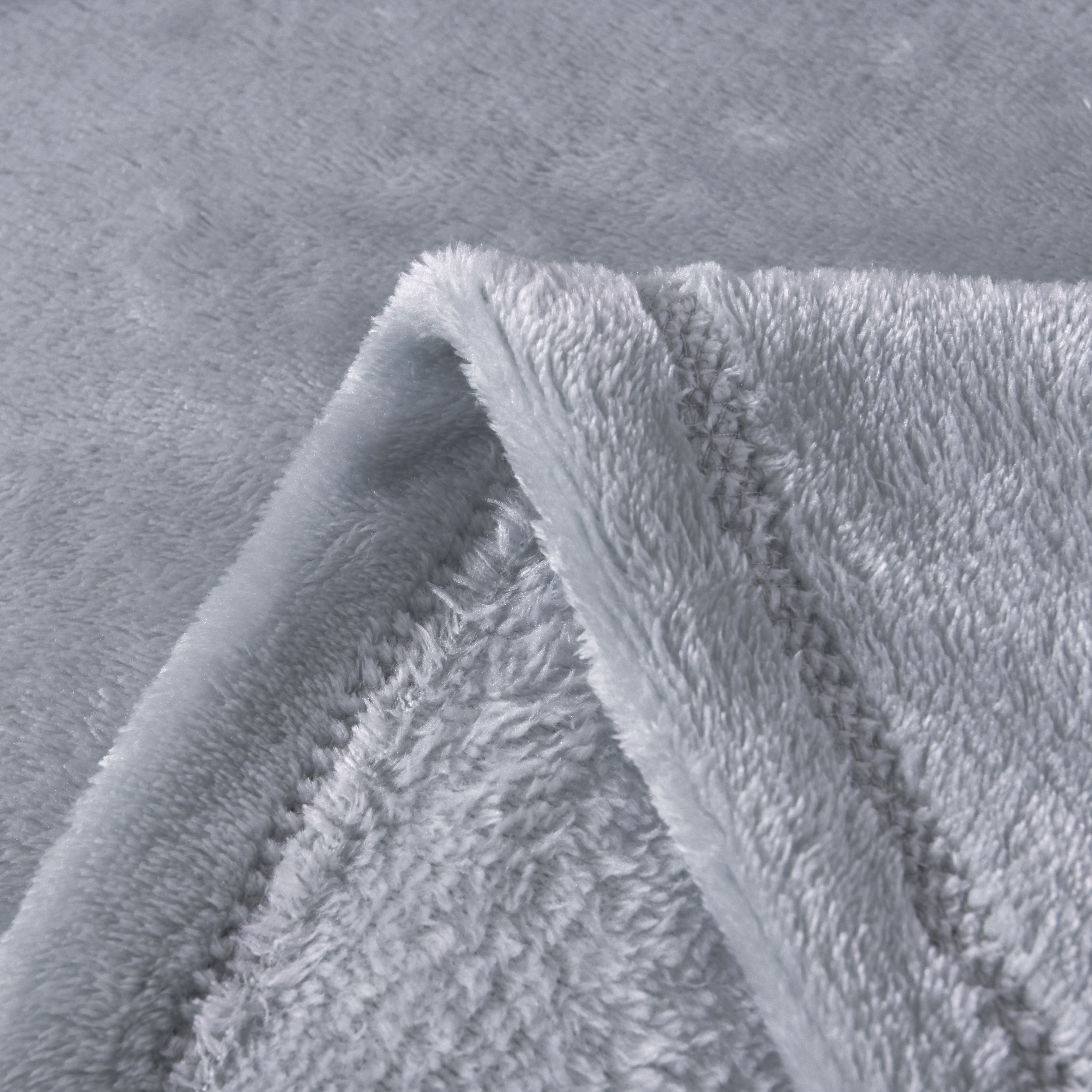 Mainstays Ms Pom Throw Soft Silver, 50"x70"