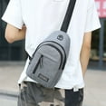 thumbnail image 1 of Mochila bandolera con puerto USB y agujero para auriculares - correa ajustable, nylon impermeable, bolsa de pecho de gran capacidad para senderismo y viajes, negra o gris, 1 of 9