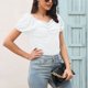 thumbnail image 2 of Top de manga abombada para mujer, cuello en V, manga corta, botón frontal plisado, corte entallado, patrón liso simple, camiseta de verano blanco M, 2 of 5