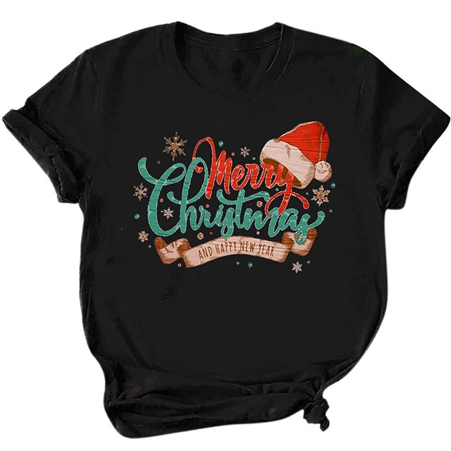 blusas informales con estampado de cuello redondo y manga corta navideñas para mujer pompotops hkajfhjk457931 Blusa negra de manga corta y cuello redondo, vista frontal centrada; gran estampado frontal "Merry Christmas" en verde y rojo con gorro navideño, copos de nieve y listón decorativo, corte regular y material poliéster según especificación, adecuada para combinar con jeans o mallas para un look casual.