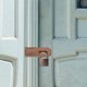 thumbnail image 3 of Cerradura de puerta con pestillo seguro, cerrojo de seguridad, cerrojo de acero inoxidable resistente para cobertizo, puerta de granero, uso en exteriores e interiores., 3 of 5