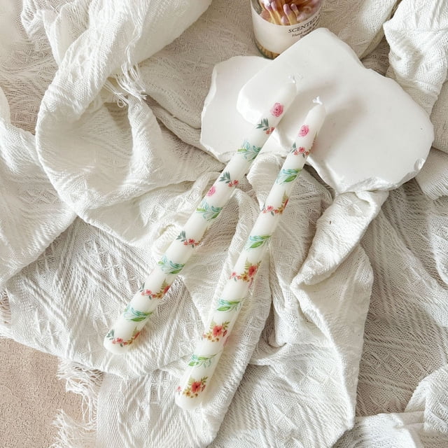 AHMT Bougies Coniques de 10 Pouces, 2 Pcs, avec Imprimé de Roses Rouges, Bougies à Longue Combustion Non Parfumées et Sans Fumée, Grands Chandeliers avec Mèches en Coton, Idéal pour Mariages, Déco Maison (1-Blanc)