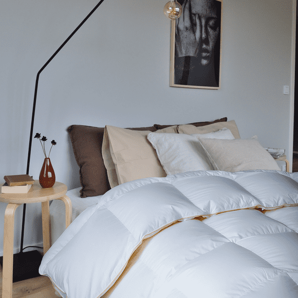 Highland Feather Couette en Duvet d'Oie Blanche Hongroise, Pouvoir de Remplissage 750, Enveloppe en Pur Coton 500 Fils avec Attaches aux Coins, MOSTAR, Toutes Saisons, Très Grand Lit, 40 OZ