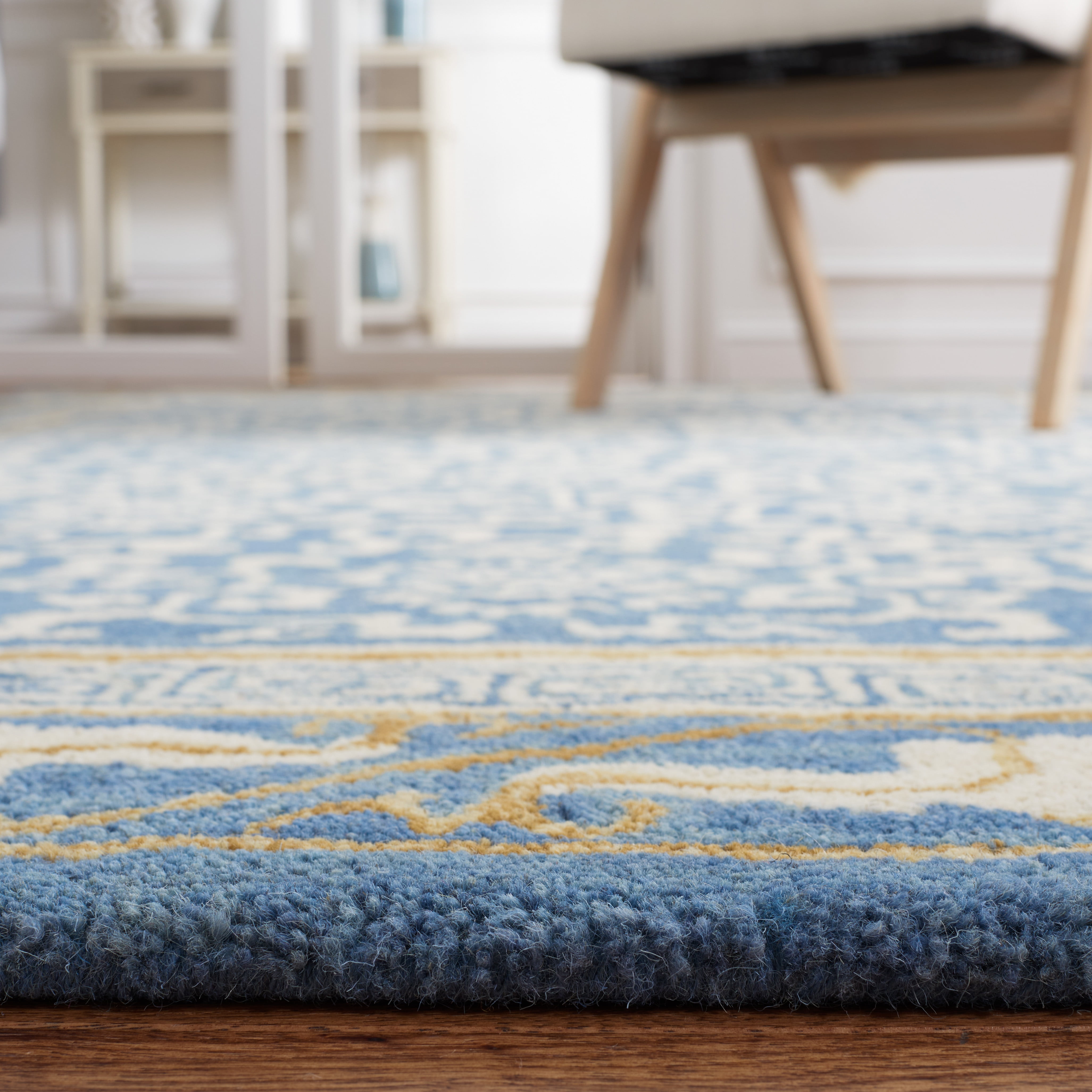SAFAVIEH Antiquity Tiarnan Oriental Wool Area Rug, Blue/Ivory, 5' x 8'
