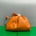 thumbnail image 2 of Bolso de nube con clip plisado, bolso pequeño para mujer, versión coreana 2023, nuevo bolso rojo de red para mujer, bolso de hombro, bolso de mensajero naranja uno, 2 of 2