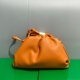 thumbnail image 2 of Bolso de nube con clip plisado, bolso pequeño para mujer, versión coreana 2023, nuevo bolso rojo de red para mujer, bolso de hombro, bolso de mensajero naranja uno, 2 of 2