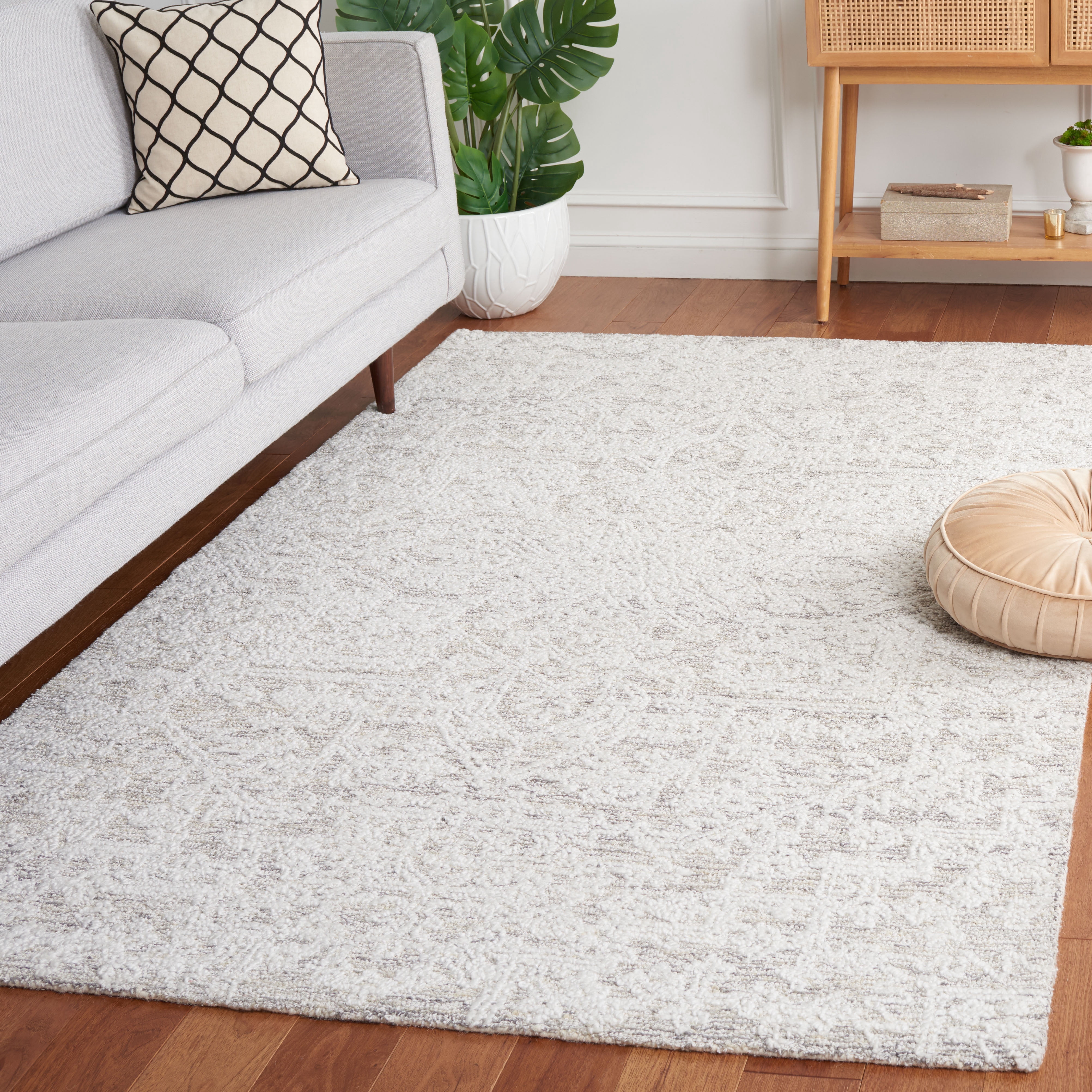 SAFAVIEH Ebony Addison Floral Area Rug, Ivory/Silver, 6' x 9'